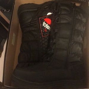 Brand new totes winter boots!
